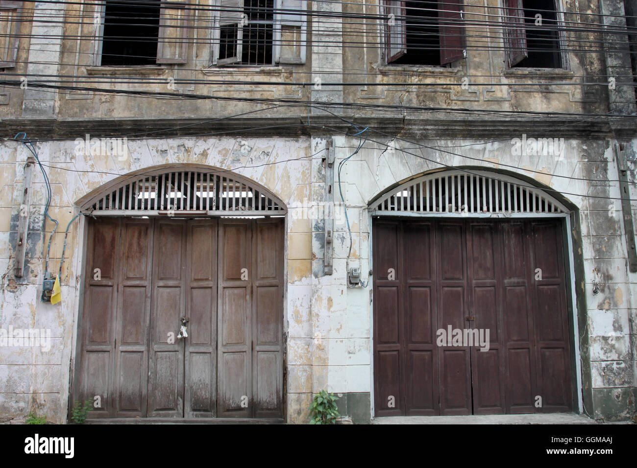 Puertas de madera tradicional del antiguo edificio en la ciudad de Chanthaburi en Tailandia. Foto de stock