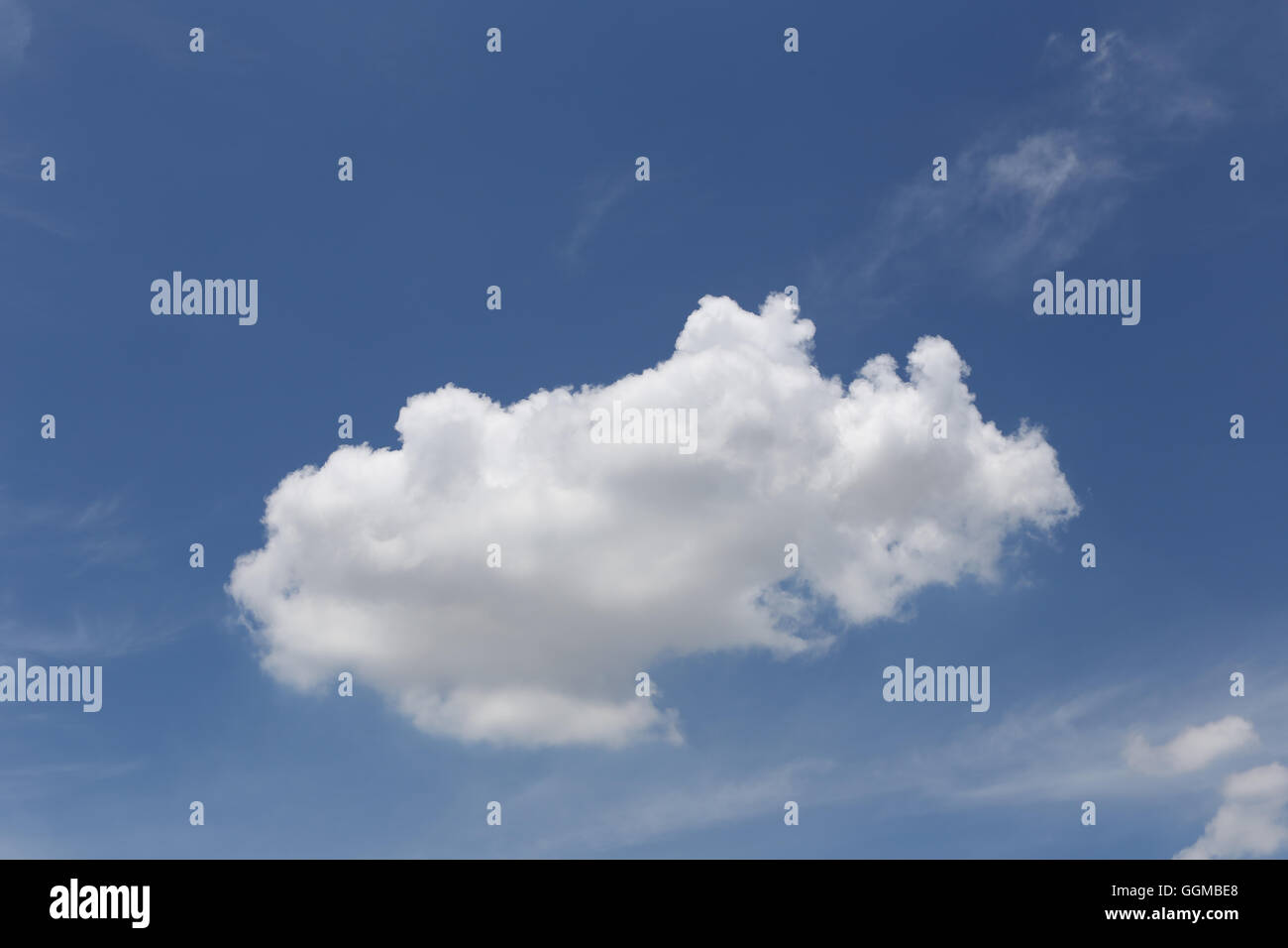 Nube en el cielo azul durante el día de tiempo brillante para el diseño de fondo de la naturaleza. Foto de stock