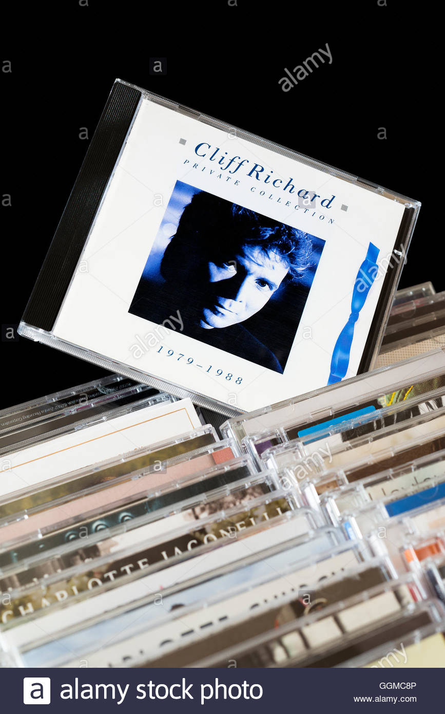 Colección privada, 1979-1988 Cliff Richard CD Album sacó de entre las filas de otros CD'S Foto de stock