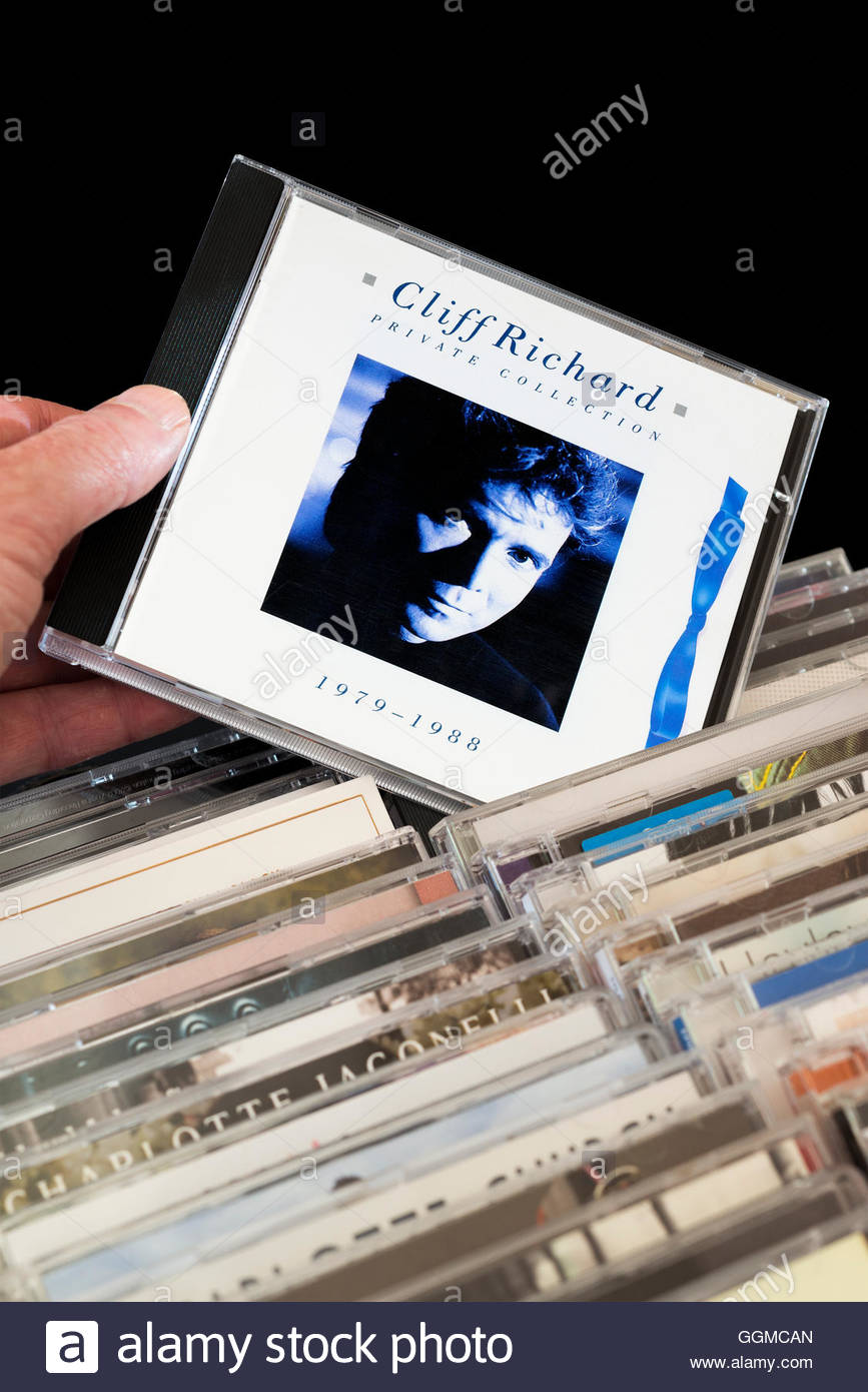 Colección privada, 1979-1988 Cliff Richard álbum CD está siendo escogido de entre las filas de otros CD'S Foto de stock