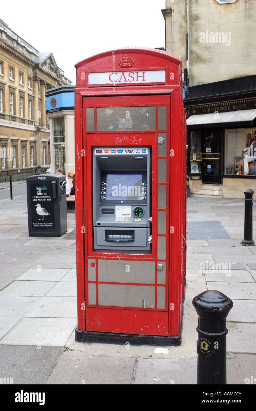 Un cuadro Teléfono rojo tradicional en Inglaterra se convierte en un cajero automático. Foto de stock