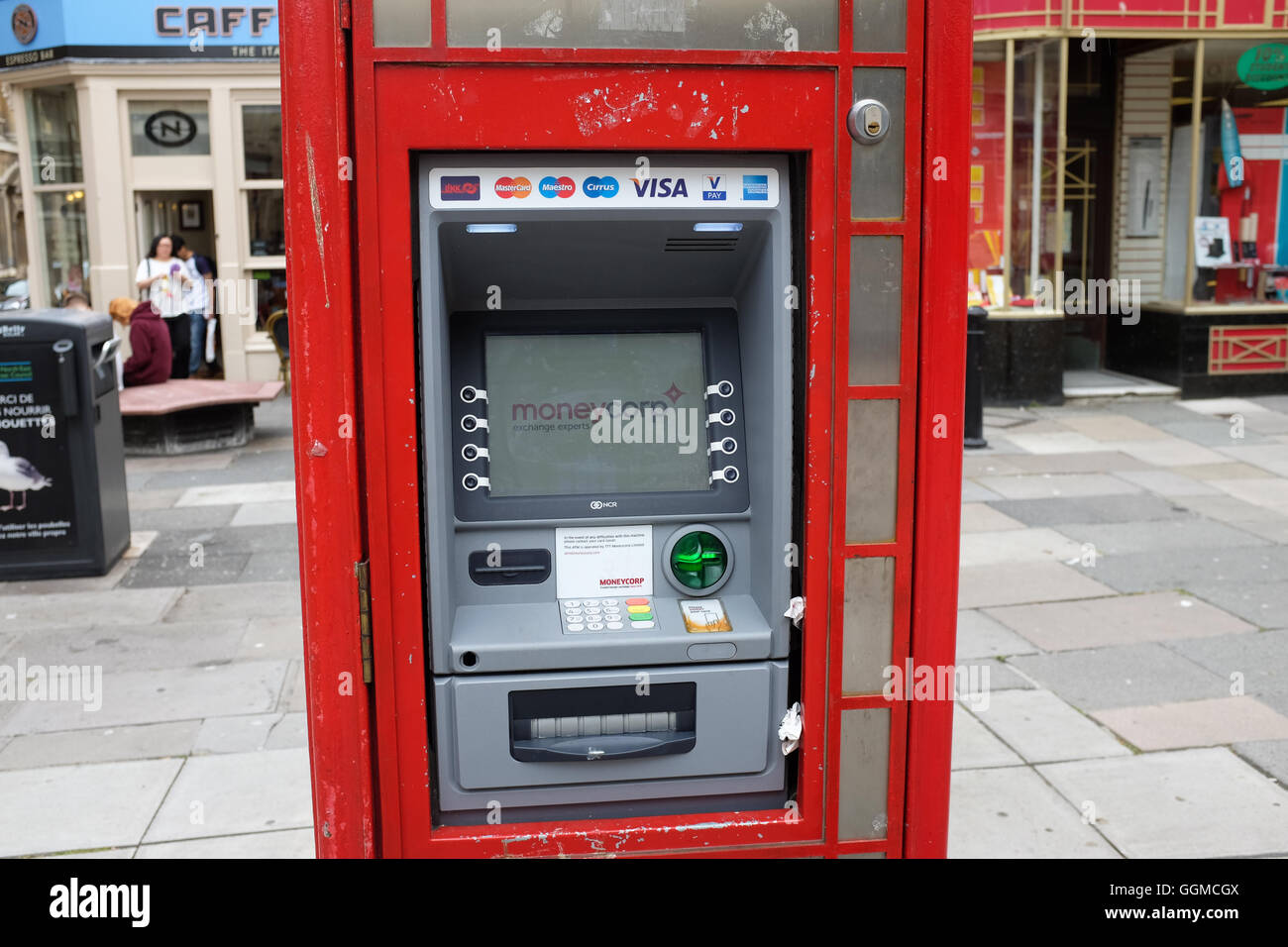 Un cuadro Teléfono rojo tradicional en Inglaterra se convierte en un cajero automático. Foto de stock