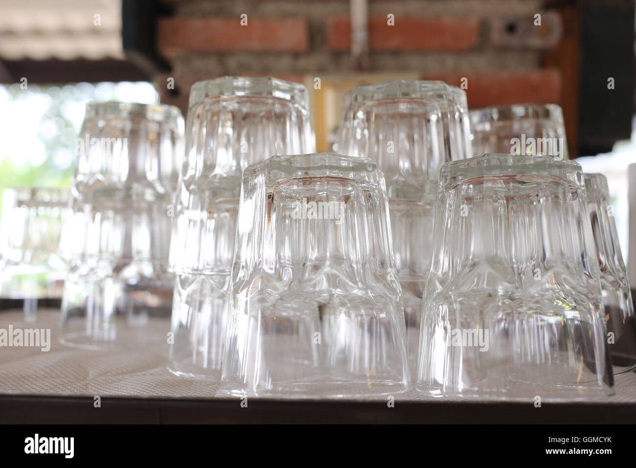 Beba un vaso de agua para preparar para el cliente en un restaurante. Foto de stock