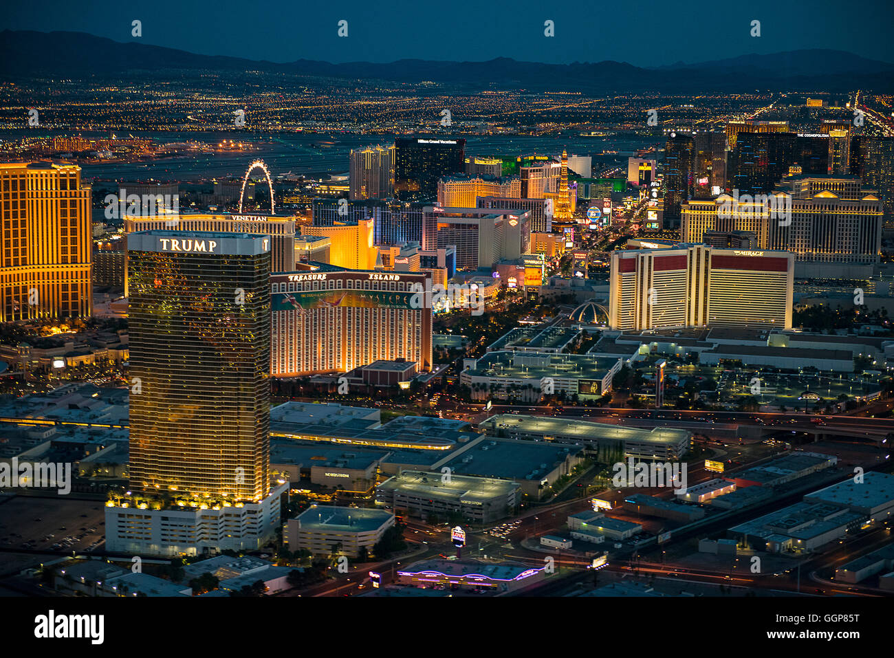 Vista aérea de la ciudad iluminada, Las Vegas, Nevada, Estados Unidos. Foto de stock