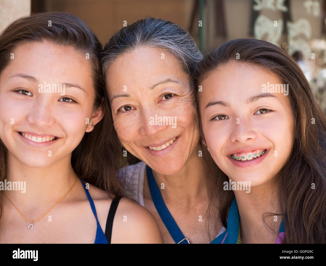 Cerca de la madre y sus hijas de Asia sonriente Foto de stock