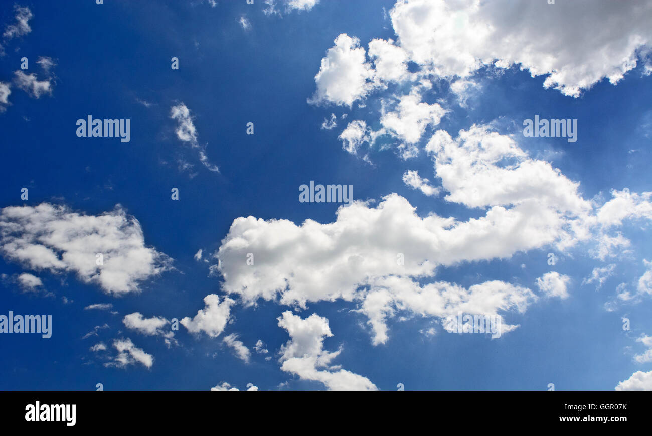 Día de verano y las blancas nubes que recorren el cielo azul. Foto de stock