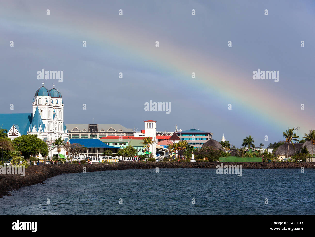 La vista de una mañana de arco iris sobre la ciudad en la isla de Upolu Apia (Samoa). Foto de stock