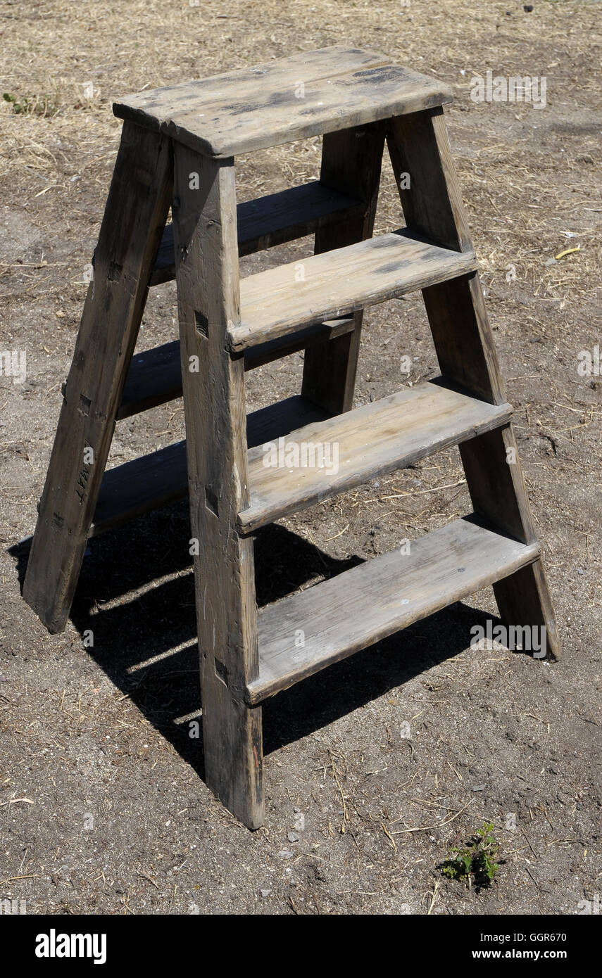 Plegado triple escalera de madera. Decoración, altura Fotografía de stock -  Alamy