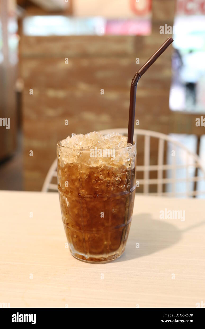 Cola fría en vidrio,bebida para detener sediento. Foto de stock