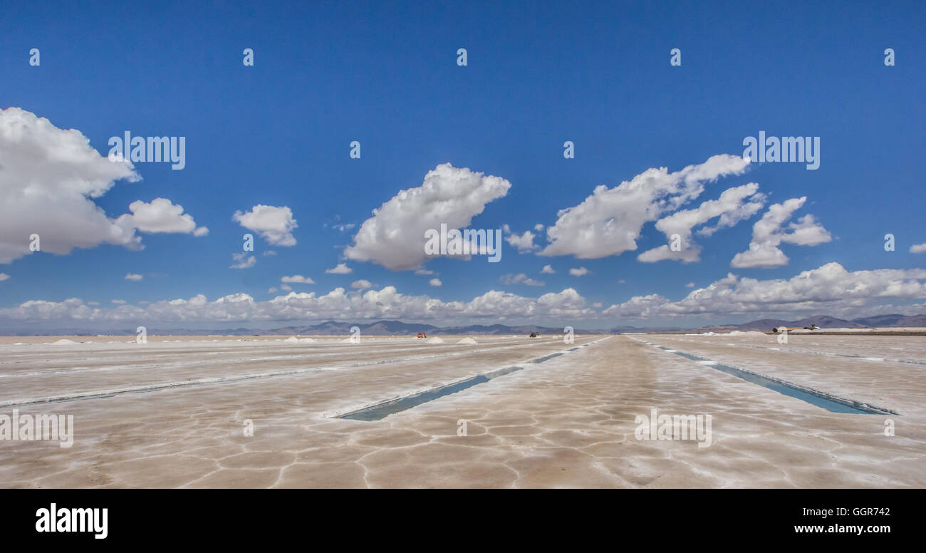 Las cuencas de sal en las Salinas Grandes en Argentina. Foto de stock