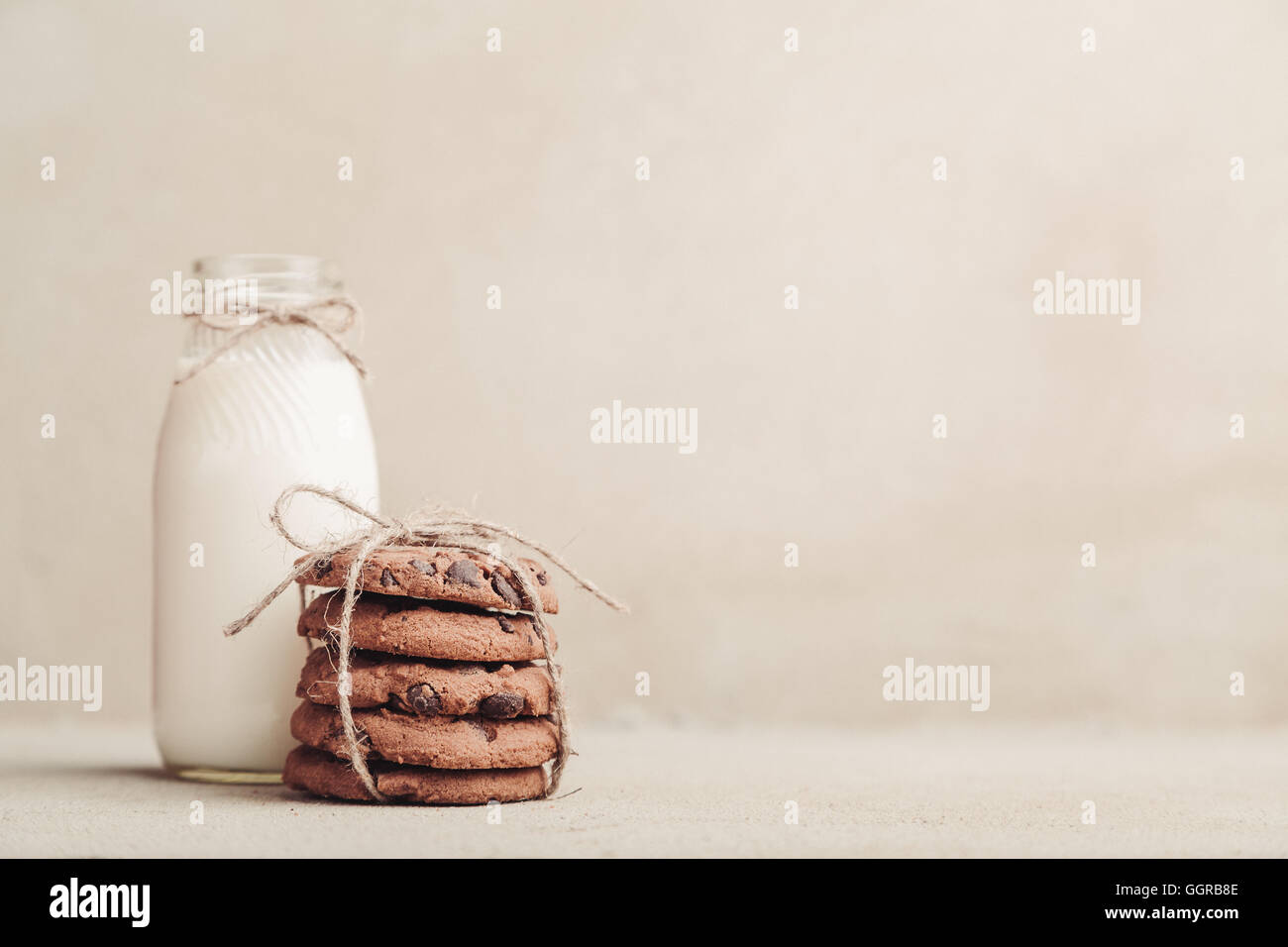 Apilar las galletas con trocitos de chocolate en la tabla gris Foto de stock