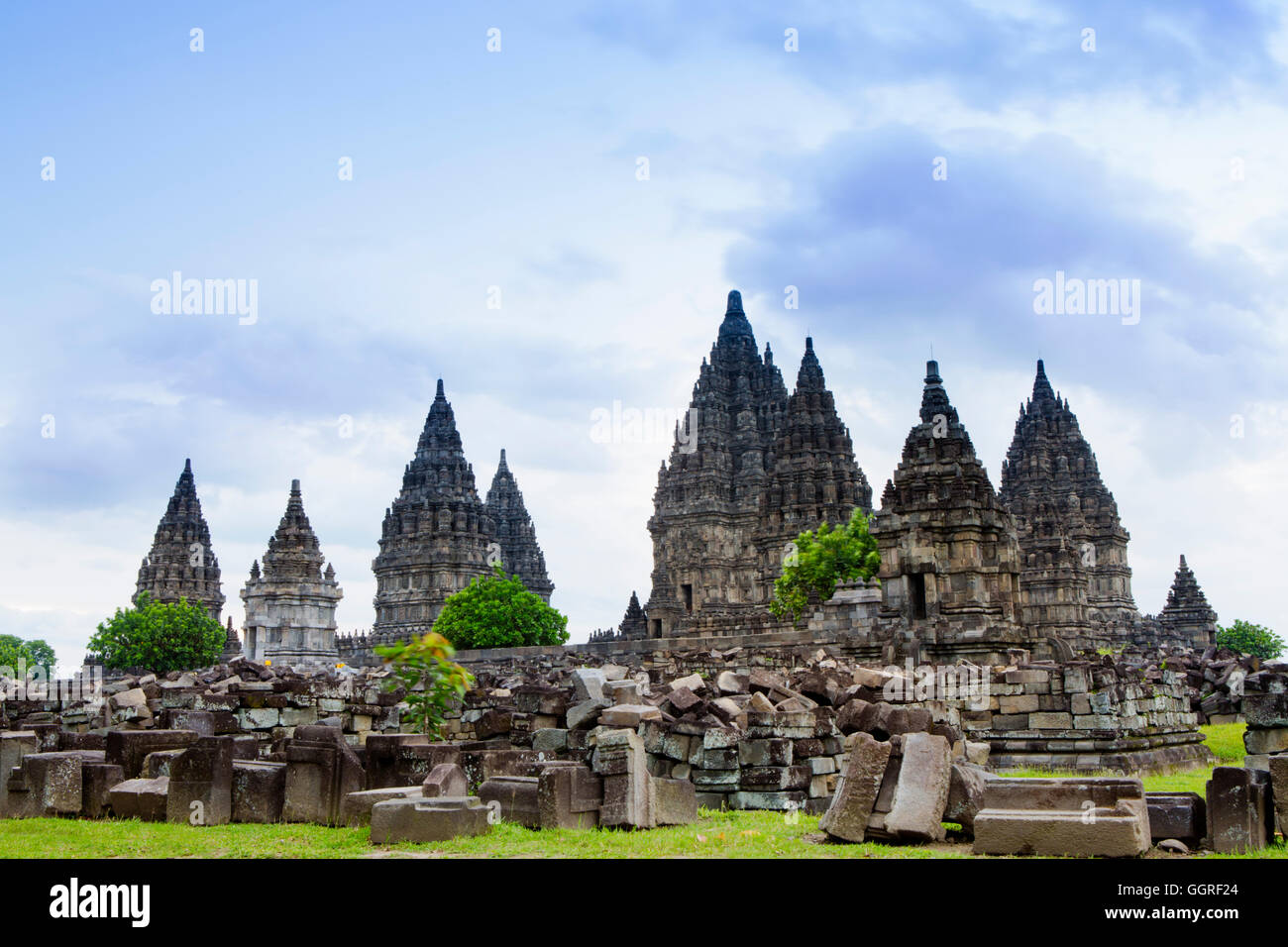 El complejo del templo hindú de Prambanan cerca de Yogyakarta, Indonesia Foto de stock