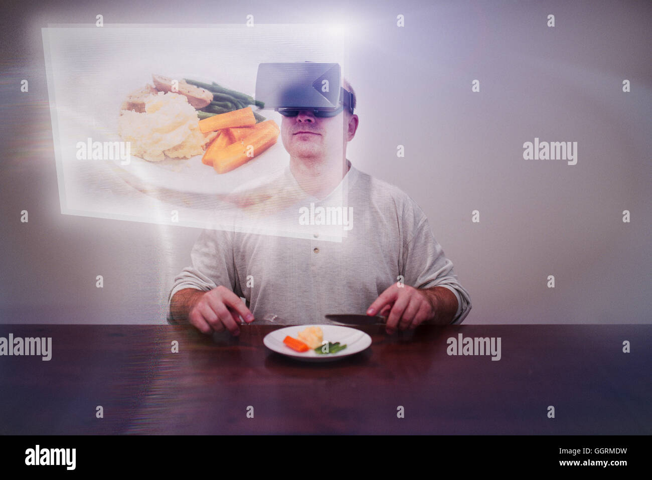 Hombre caucásico imaginando comida con grandes gafas VR Foto de stock