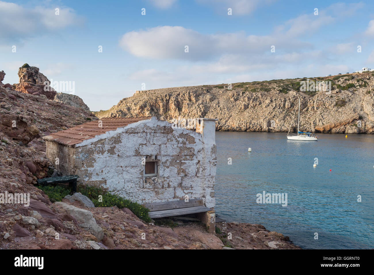 Antigua casa típica menorquina por encima del nivel del mar Foto de stock