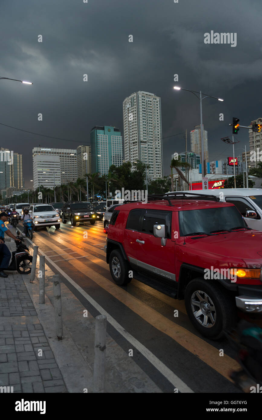 Tormenta venidera visto en la Bahía de Manila, Filipinas. Cielo cambia de azul a negro en cuestión de minutos. Foto de stock