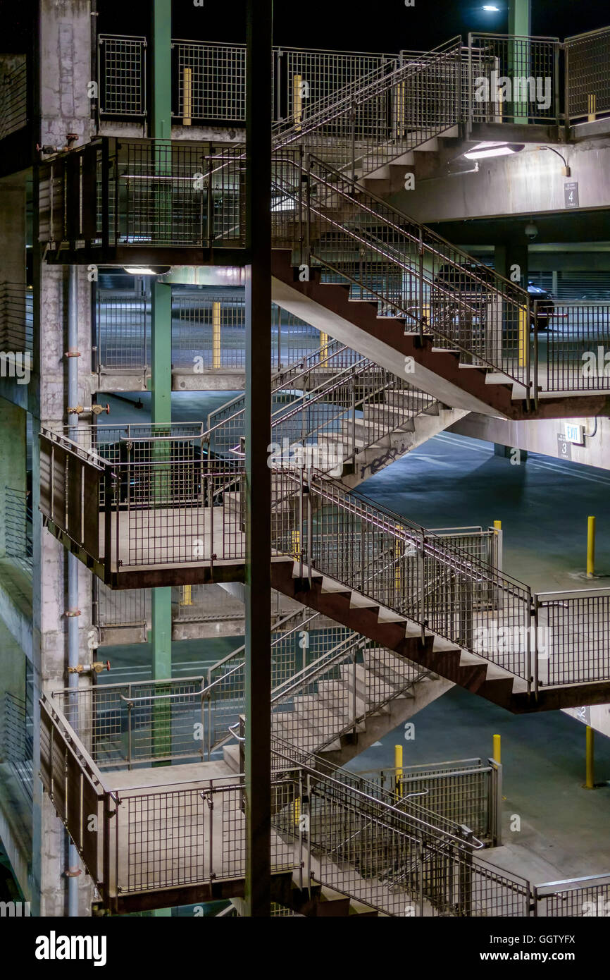 Escalera en el garaje durante la noche Foto de stock