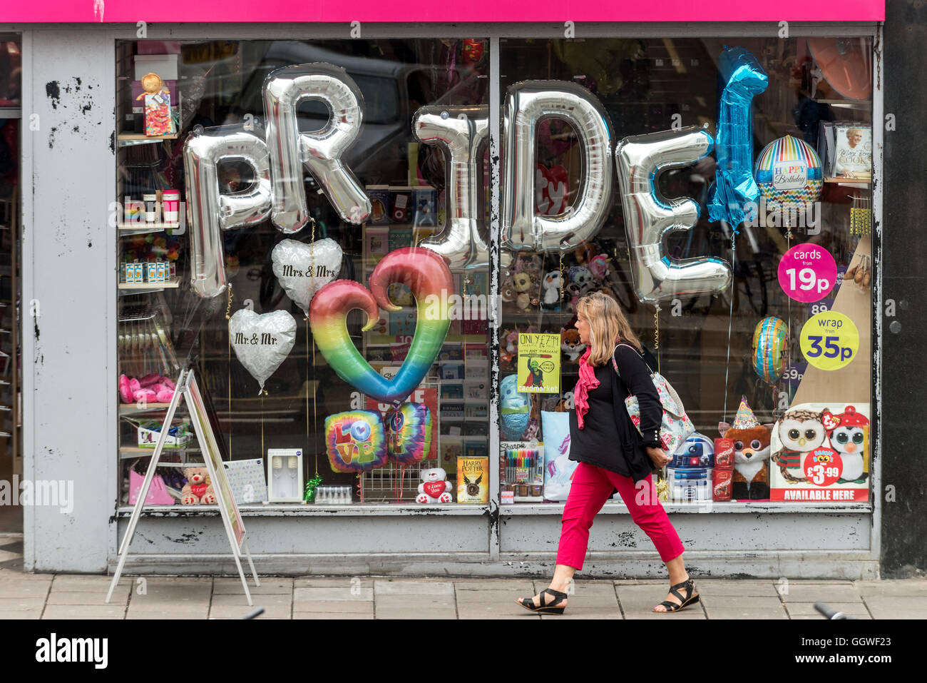 Una tienda escaparate celebrando el orgullo un fin de semana en Brighton Foto de stock