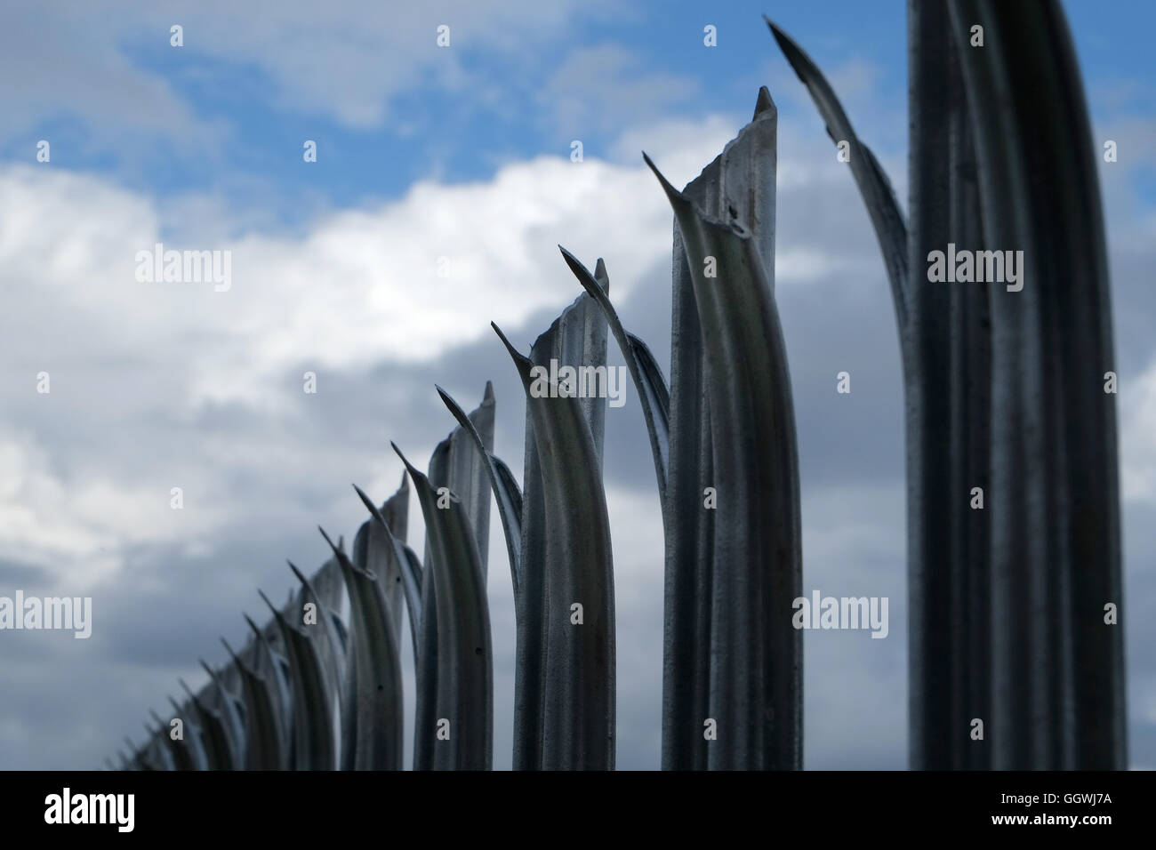 Acero galvanizado cercas con punta. Foto de stock