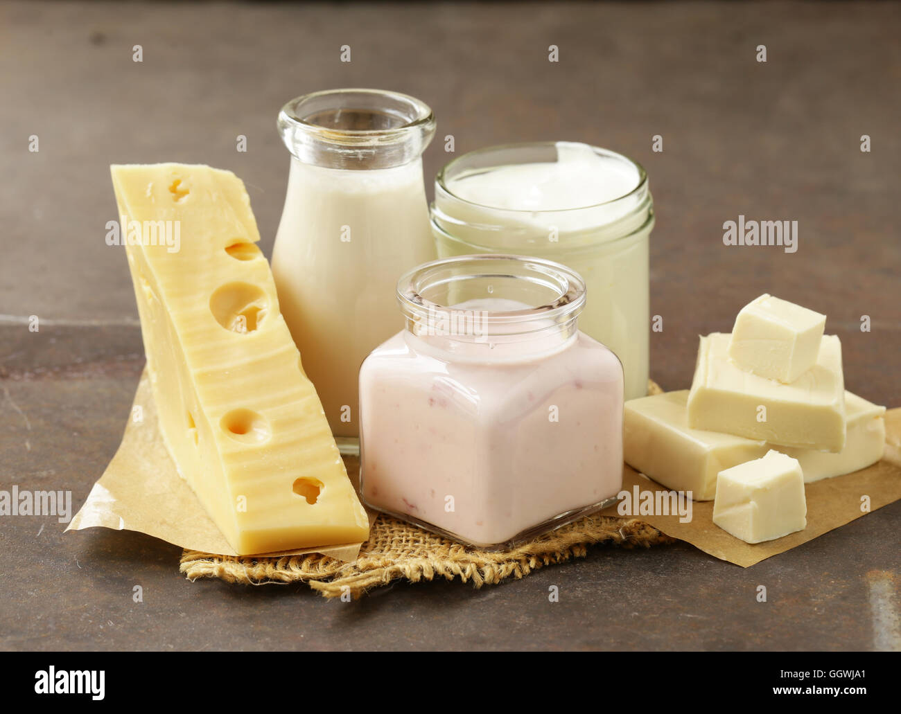 Productos lácteos leche, crema, queso cottage, yogurt Fotografía de