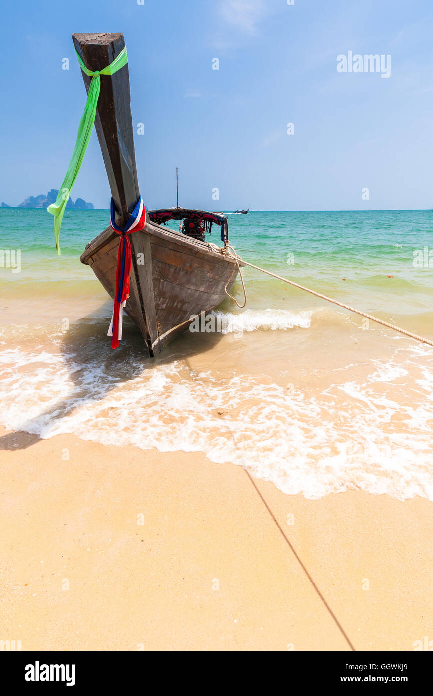 Bote de cola larga tradicional en la playa de Ao Nang, Krabi, Tailandia Foto de stock