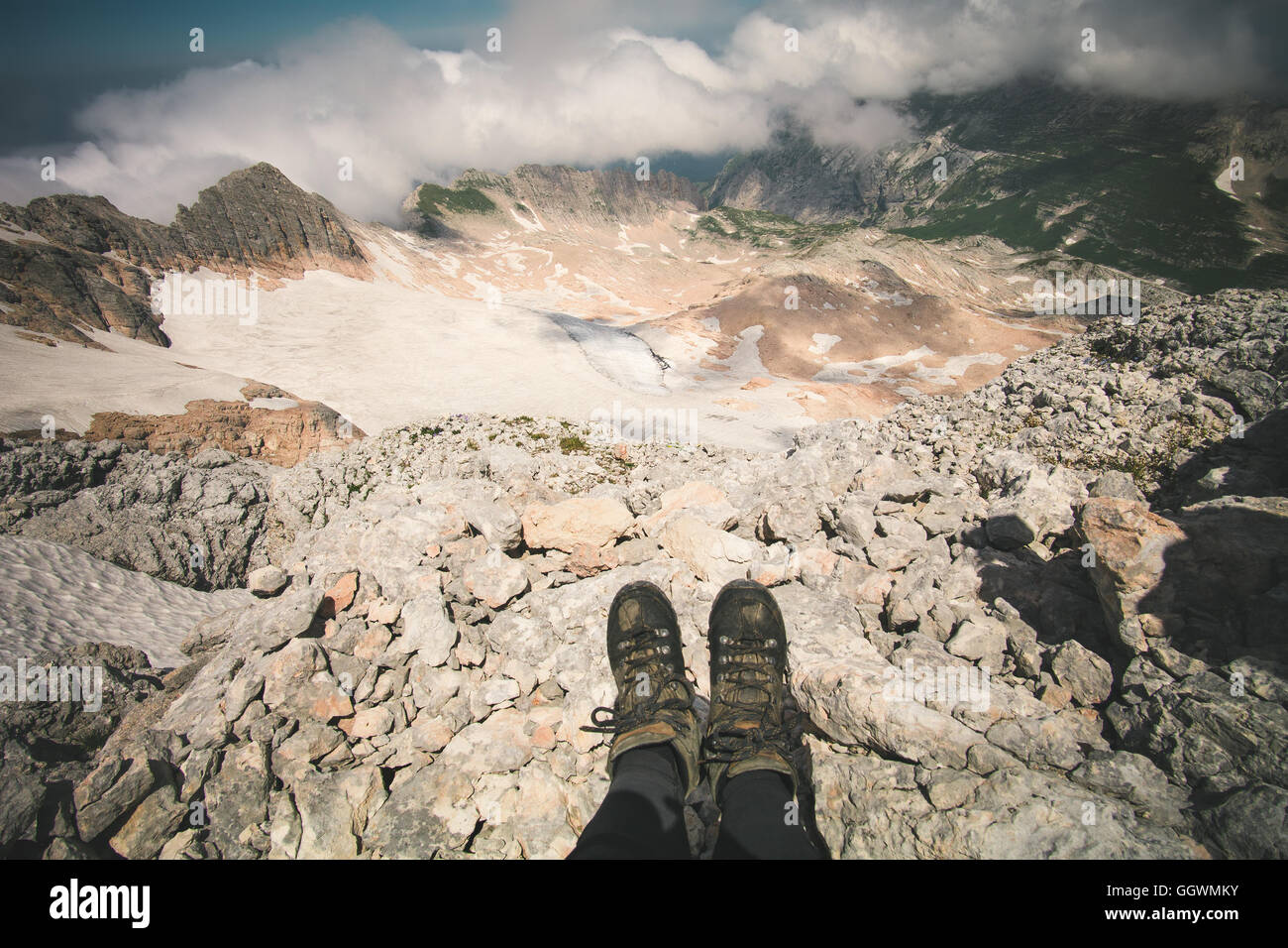 Pies botas de trekking mujer selfie relajante viaje Outdoor Lifestyle  concepto nublado montañas al fondo vacaciones de verano estancia Fotografía  de stock - Alamy