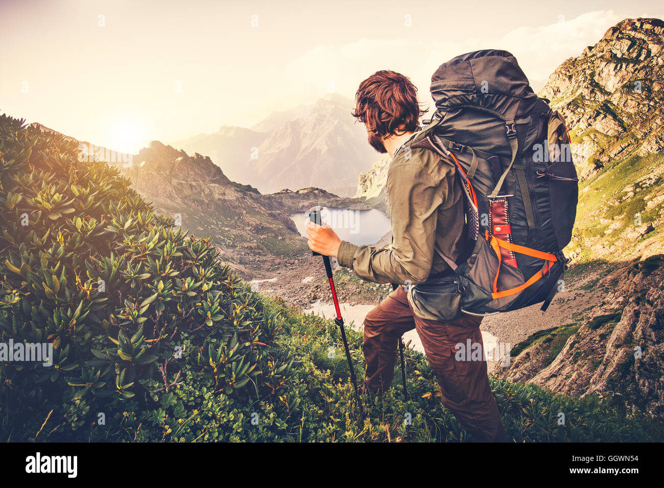 Hombre viajero con mochila de viaje de montañismo concepto de estilo de  vida en el lago y las montañas de fondo expedición vacaciones de verano  Fotografía de stock - Alamy