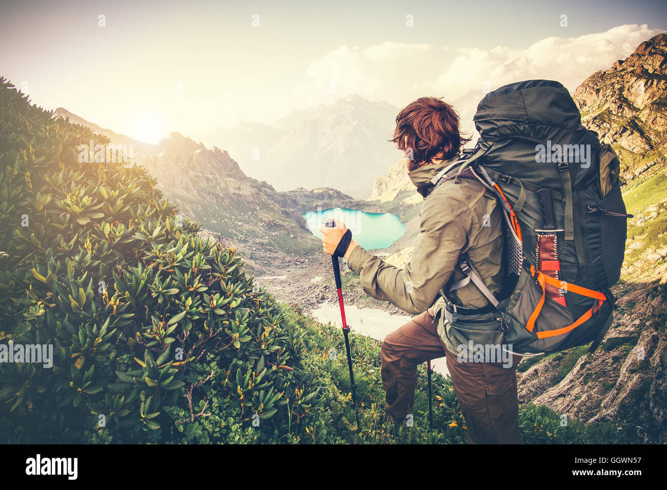 Hombre viajero con gran mochila de viaje de montañismo concepto de estilo  de vida el lago y las montañas al fondo verano vacaciones extremas  Fotografía de stock - Alamy