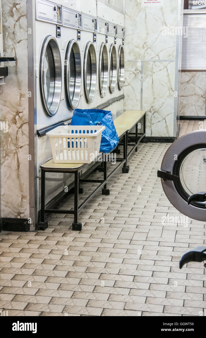 Lavadora de autoservicio que funciona con monedas fotografías e