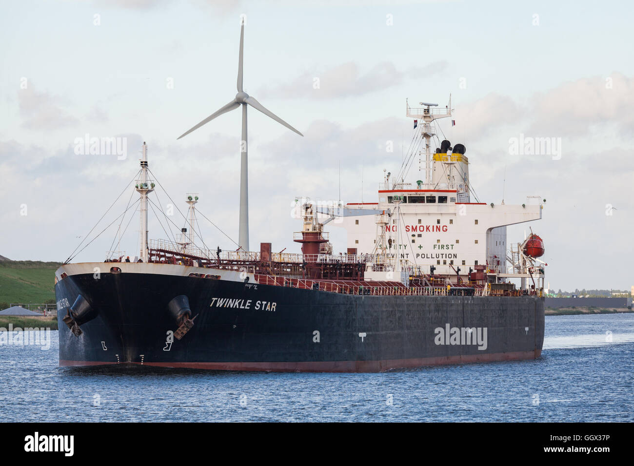 Twinkle Star, un buque petrolero haciendo su camino a través del Canal del Mar del Norte entre Amsterdam y Ijmuiden Foto de stock