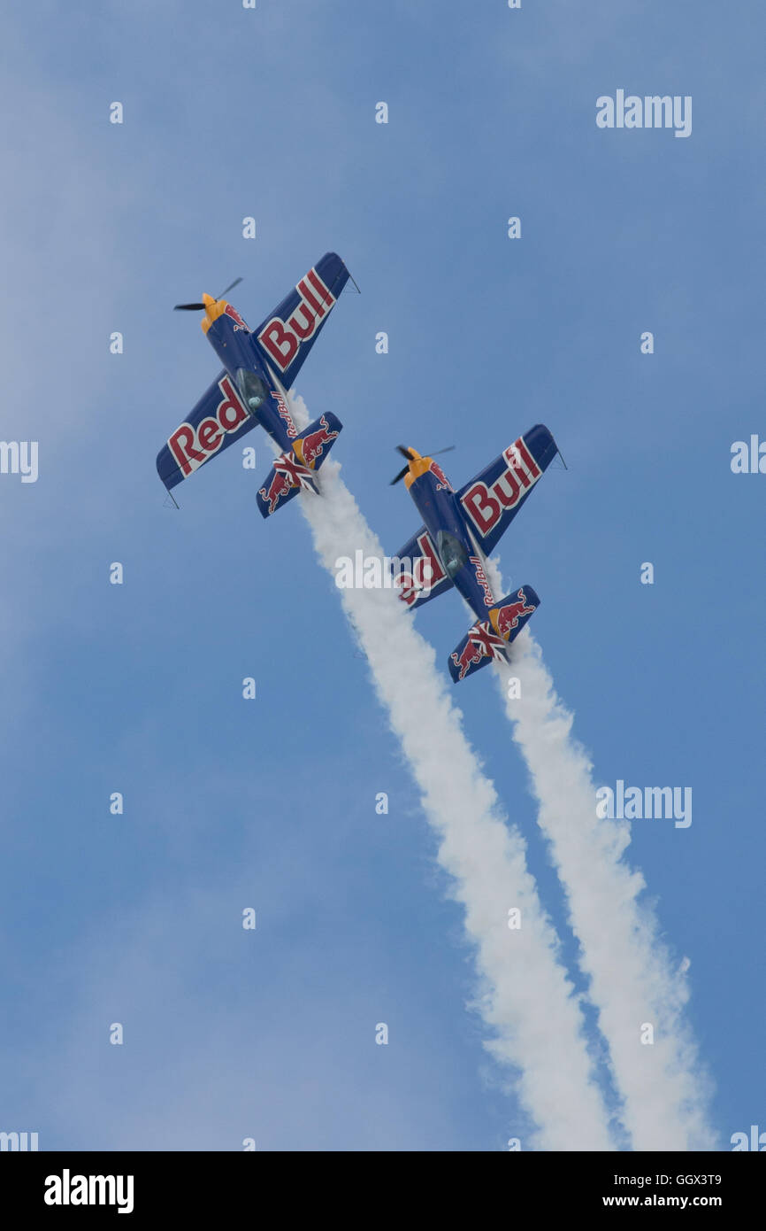 El equipo Red Bull acrobacias actuando en la America's Cup World Series 2016 Evento en Portsmouth, Reino Unido Foto de stock