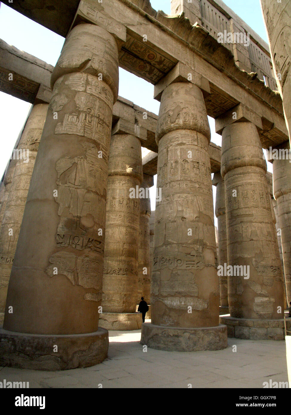 La gran sala hipóstila salen en el templo de Karnak en Luxor, Egipto. Foto de stock