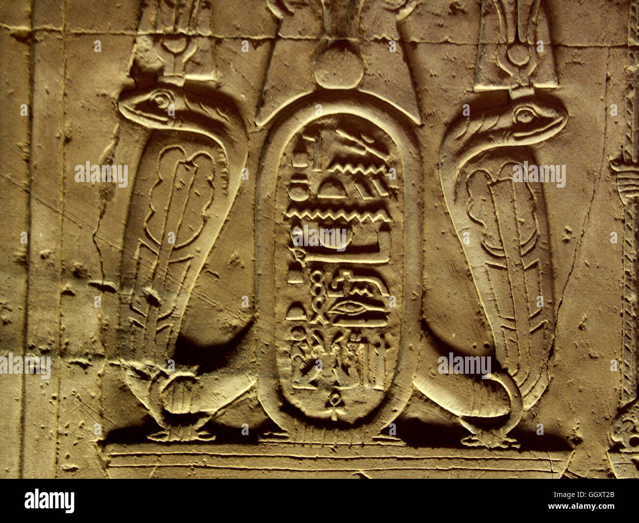 Antigo Egito - ▫Estátua atribuída ao rei Ptolomeu XII Neos