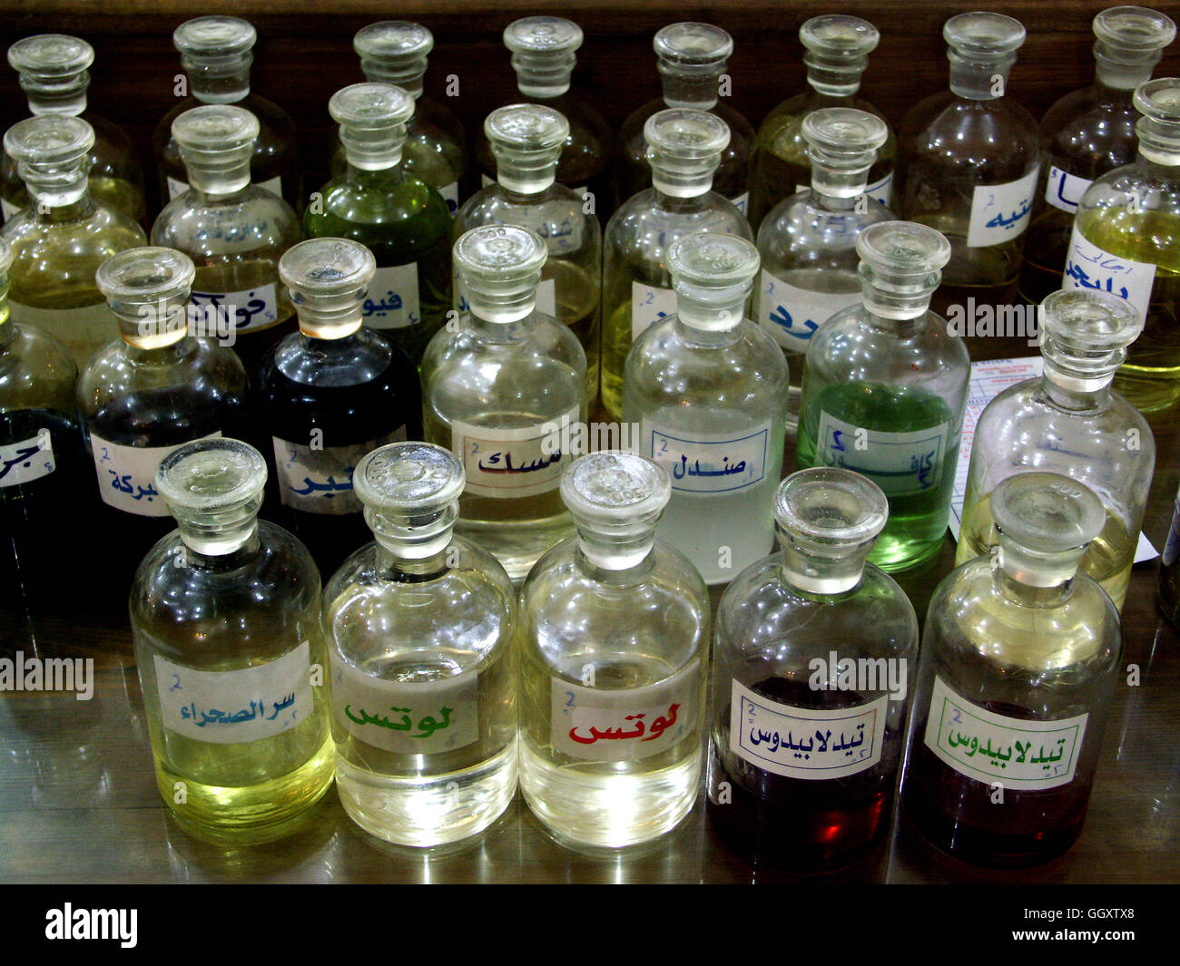 Botellas de diferentes esencias de perfume en el Fayyoud perfume store en  Asuán, Egipto Fotografía de stock - Alamy