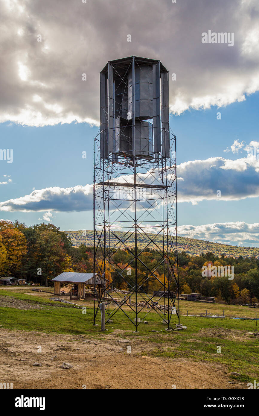 Aerogenerador vertical utilizado en una granja de Massachusetts para generar electricidad Foto de stock