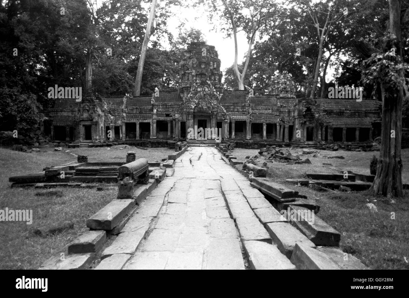 Este pasillo de entrada al templo de Ta Prohm en Angkor Wat. En Siem Reap, Camboya. Sitio de Patrimonio Mundial de la UNESCO. Foto de stock