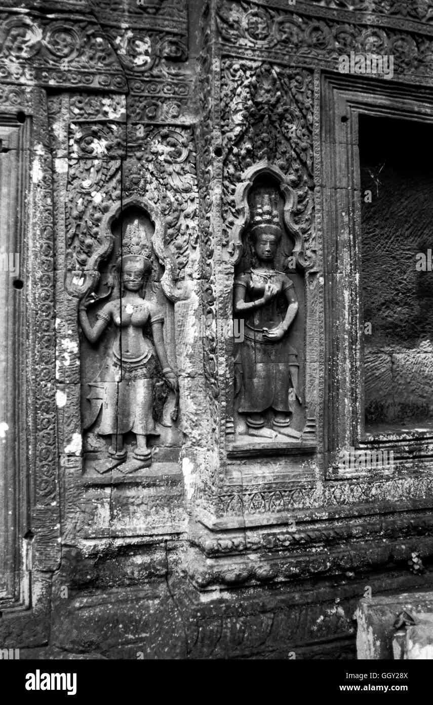 Divinidad Femenina figuras en una pared de alivio en el templo de Ta Prohm en Angkor Wat. En Siem Reap, Camboya. Foto de stock