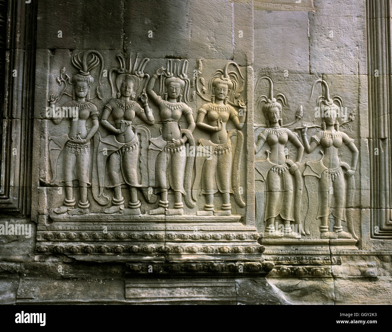 Divinidad Femenina cifras sobre una pared alivio - patio del nivel superior de Angkor Wat. Siem Reap, Camboya. Foto de stock