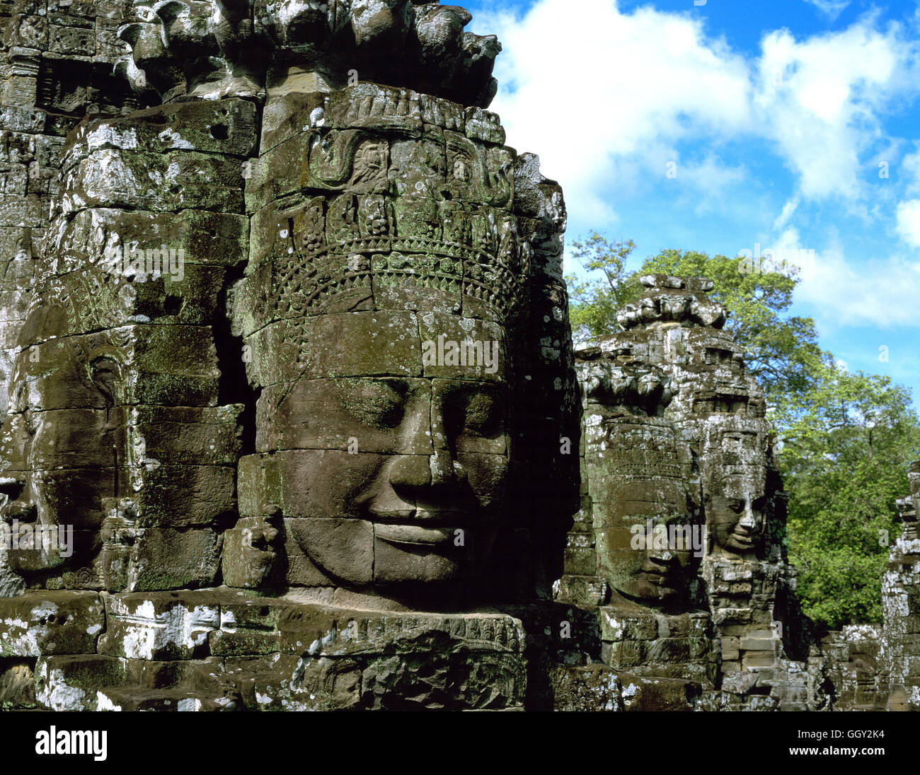 Cabeza de piedra gigante en el Templo de Bayon en Angkor Wat. Siem Reap, Camboya. Sitio de Patrimonio Mundial de la UNESCO. Foto de stock