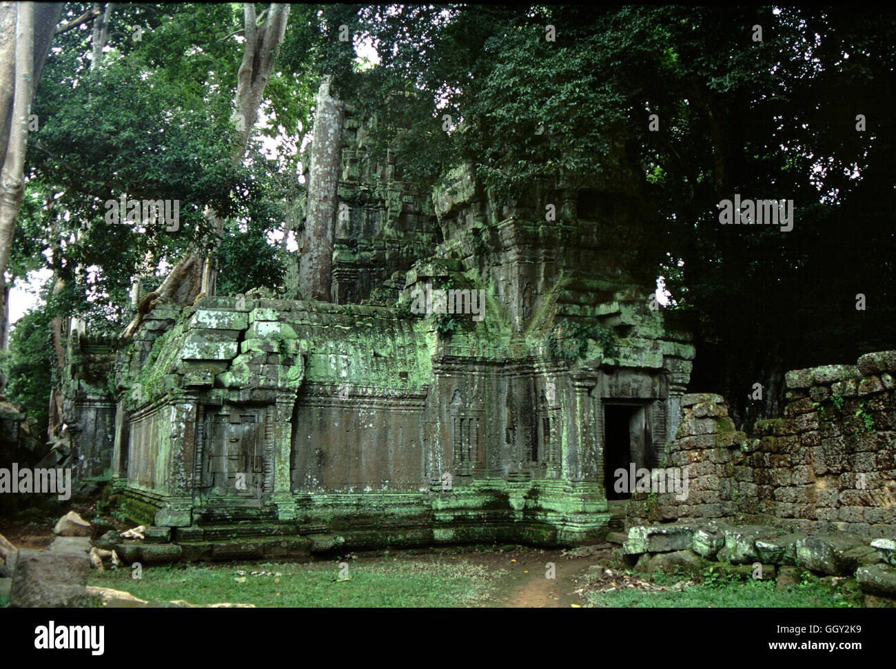 Fachada de la entrada oriental del templo de Ta Prohm en Angkor Wat. En Siem Reap, Camboya. Foto de stock