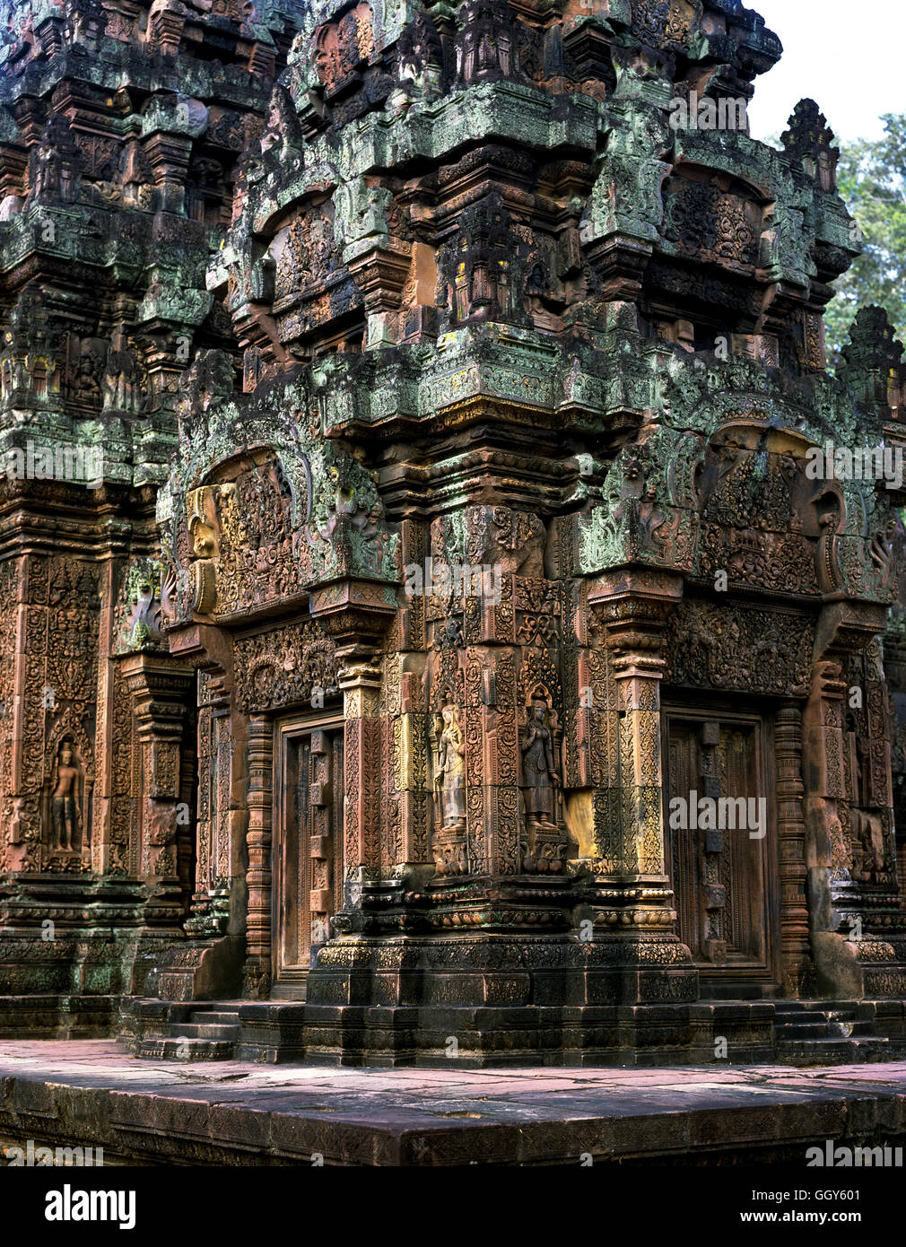 El Templo de Banteay Srei en Angkor Wat, un sitio del Patrimonio Mundial de la UNESCO. En Siem Reap, Camboya. Foto de stock