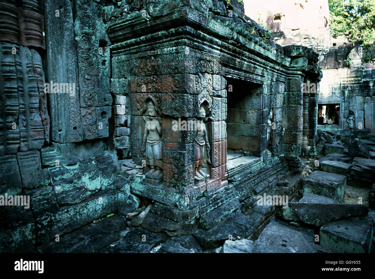 Patio interior del templo de Ta Prom en Angkor Wat, en ruinas y cubierto con vegetación selvática. En Siem Reap, Camboya. Foto de stock