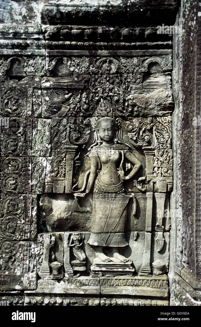 Divinidad Femenina figura mural sobre el elefante terraza en el complejo del templo de Angkor Wat, Siem Reap, Camboya. Foto de stock