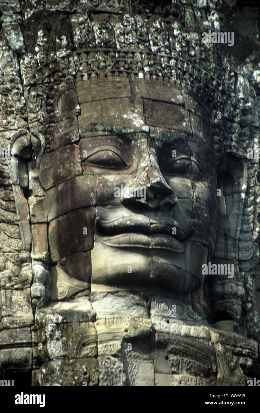 Cabeza de piedra gigante en el Templo de Bayon en Angkor Wat. Siem Reap, Camboya. Foto de stock