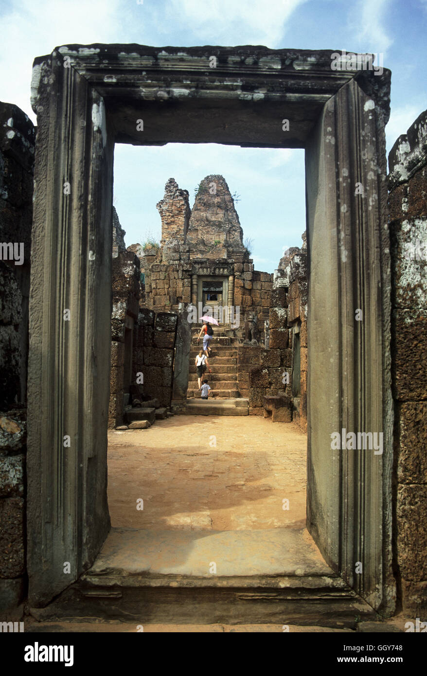 Umbral en la Prah Ko templo en el grupo Roluos en Angkor Wa. Siem Reap - Camboya Foto de stock