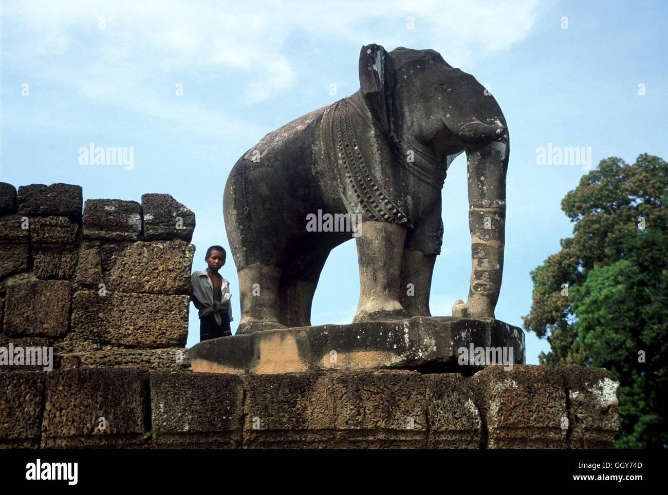 Estatua de elefante en el templo Bakong, el templo principal del grupo Roluos medio de Siem Reap. Camboya. Foto de stock