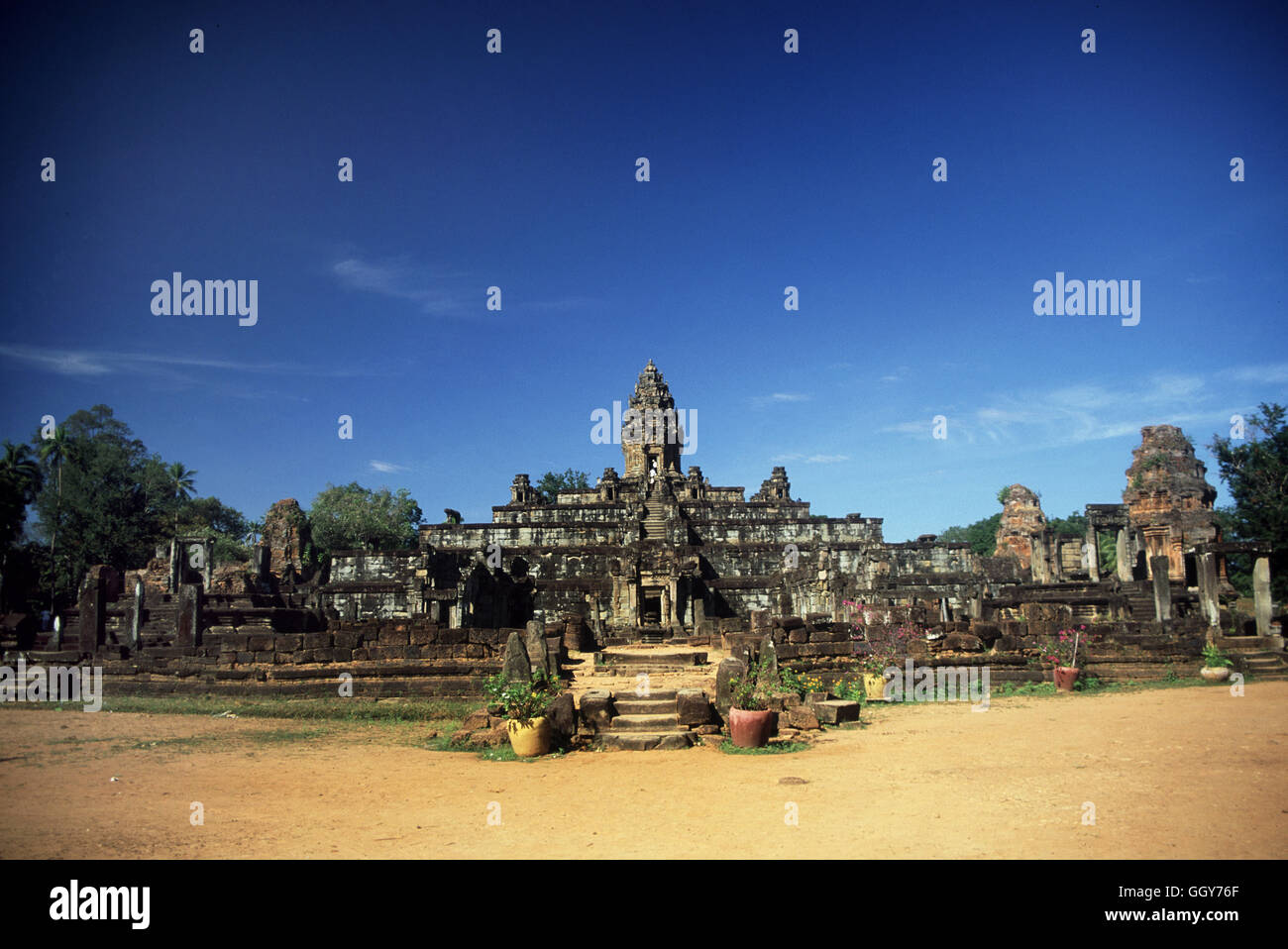 Puerta de entrada al templo de Phnom Bok en el grupo Ruluos en Angkor Wat. En Siem Reap, Camboya. Foto de stock