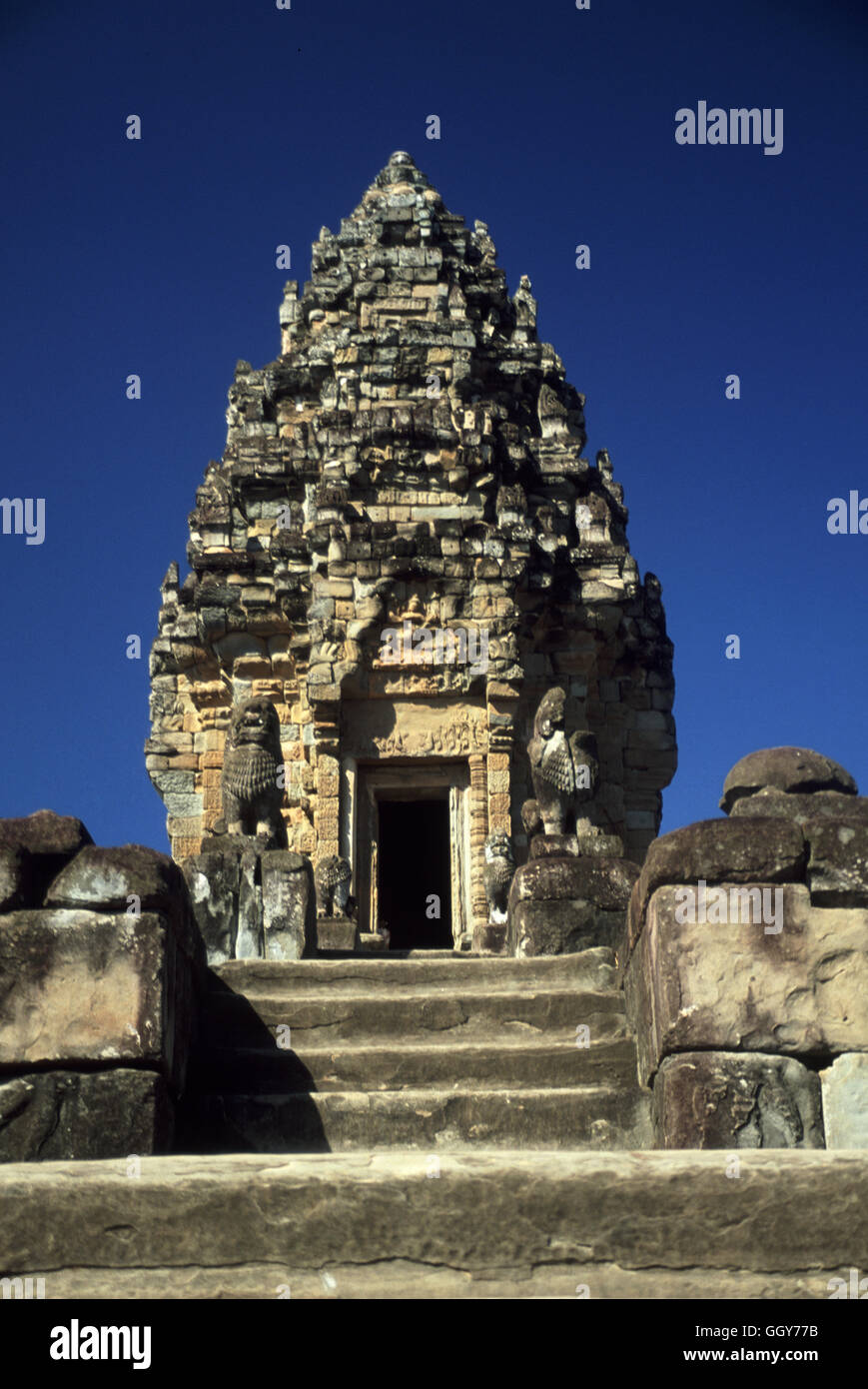 Sub-templo en la cima del templo de Phnom Bok en el grupo Ruluos en el complejo de templos de Angkor Wat en Siem Reap, Camboya. Foto de stock