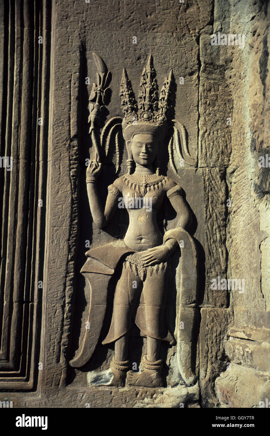 - Apsara divinidad femenina figura relieves en el interior del principal templo de Angkor Wat en Siem Reap, Camboya. Foto de stock