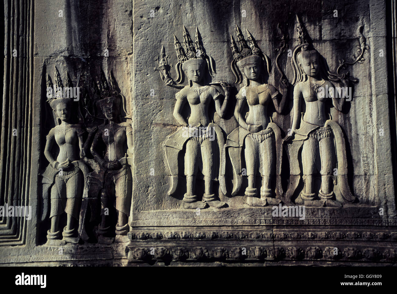 - Apsara divinidad femenina figura relieves en el interior del principal templo de Angkor Wat en Siem Reap, Camboya. Foto de stock