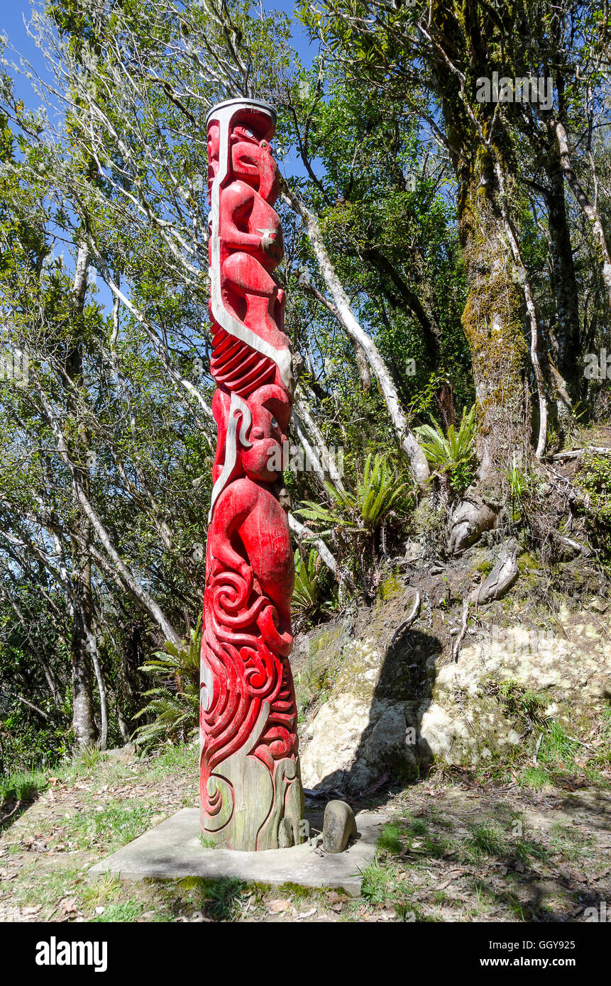 Polo talladas maoríes, po, Mangapurua vía, Puente a ninguna pista, Isla del Norte, Nueva Zelanda. Foto de stock